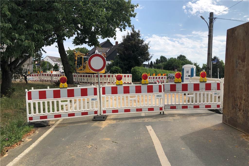 Baustellen-Frust: Hans Kreten (62) ärgert sich über Schleichverkehr in Lanstrop An der Kurler Straße geht wegen der dortigen Baustelle nichts mehr. Und das wird bis mindestens 2. September so bleiben