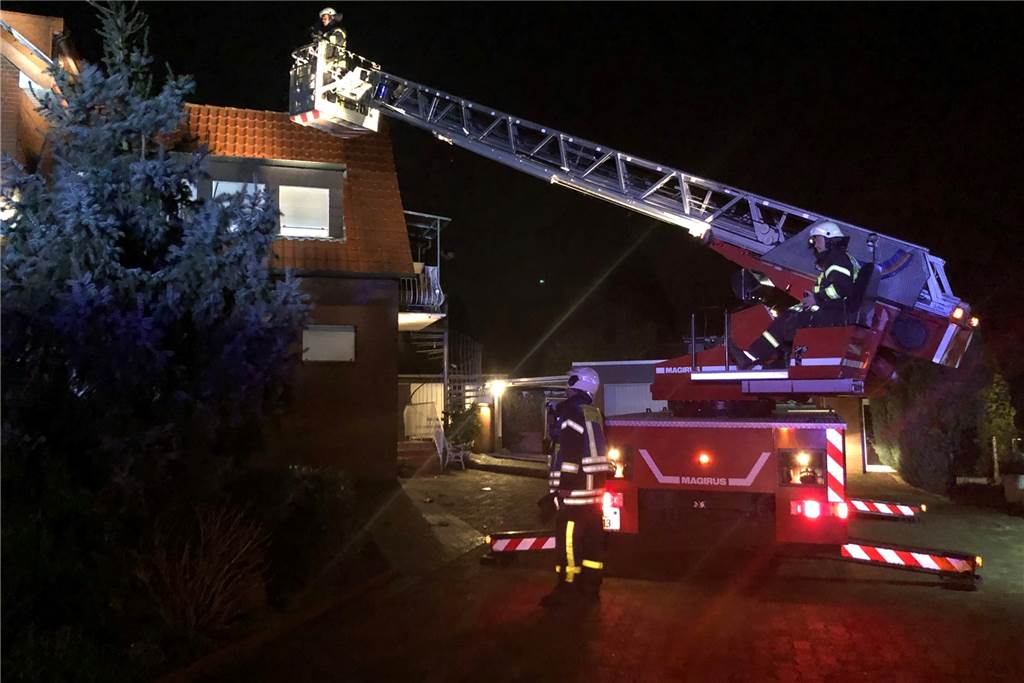 Schulunterricht, Feuerwehr, Schäden: Das ist die Bilanz des Orkantiefs „Sabine“ in Haltern An der Lavesumer Straße riss Orkantief „Sabine“ Dachziegel von einem Haus auf die Fahrbahn.