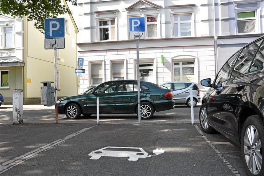 Der mysteriöse Fall eines E-Parkplatzes An der Leostraße gibt es seit ein paar Wochen einen E-Parkplatz ohne Aufladestation. Und das hat laut Stadt Dortmund auch seine Richtigkeit.