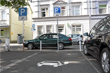 An der Leostraße gibt es seit ein paar Wochen einen E-Parkplatz ohne Aufladestation. Und das hat laut Stadt Dortmund auch seine Richtigkeit.