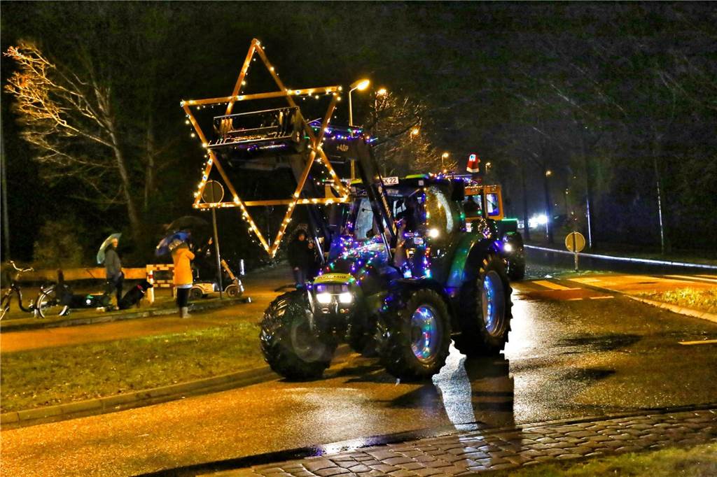 Alstätter Landwirte sehen große Schwierigkeiten kommen: Bürokratie lasse kaum noch Arbeit zu An der Lichterfahrt haben sich auch die Alstätter Landwirte beteiligt.