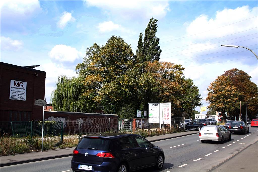 Absage an Minarette und Kuppelbauten in Dortmund-Eving An der Lindenhorster Straße 80a (l.) möchte eine türkische Gemeinde ein Gemeindehaus mit Kuppel und Minarett bauen.