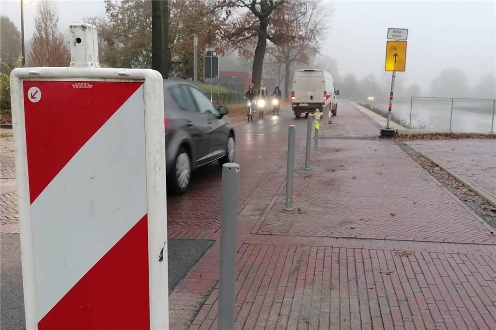 Bauhof setzt Pflaster der Fahrradstraße instand an der Losbergschule sind Poller gesetzt