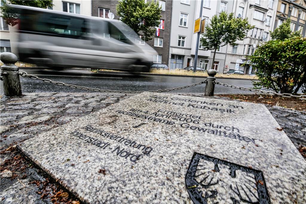 Tochter von Mehmet Kubaşık zum NSU-Bericht: "Aufklärung sieht anders aus" An der Mallinckrodtstraße erinnert ein Gedenkstein an Mehmet Kubasik