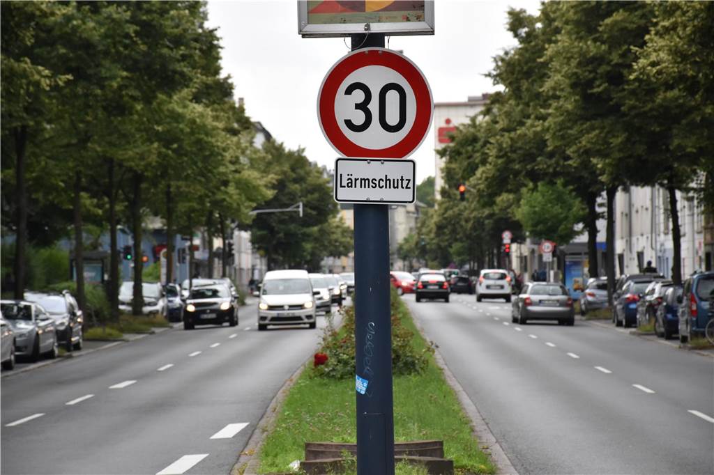 Tempolimit auf Mallinckrodtstraße geändert: Seit Montag stehen neue Schilder An der Mallinckrodtstraße hängen neue Verkehrsschilder, die das Tempolimit vorschreiben.