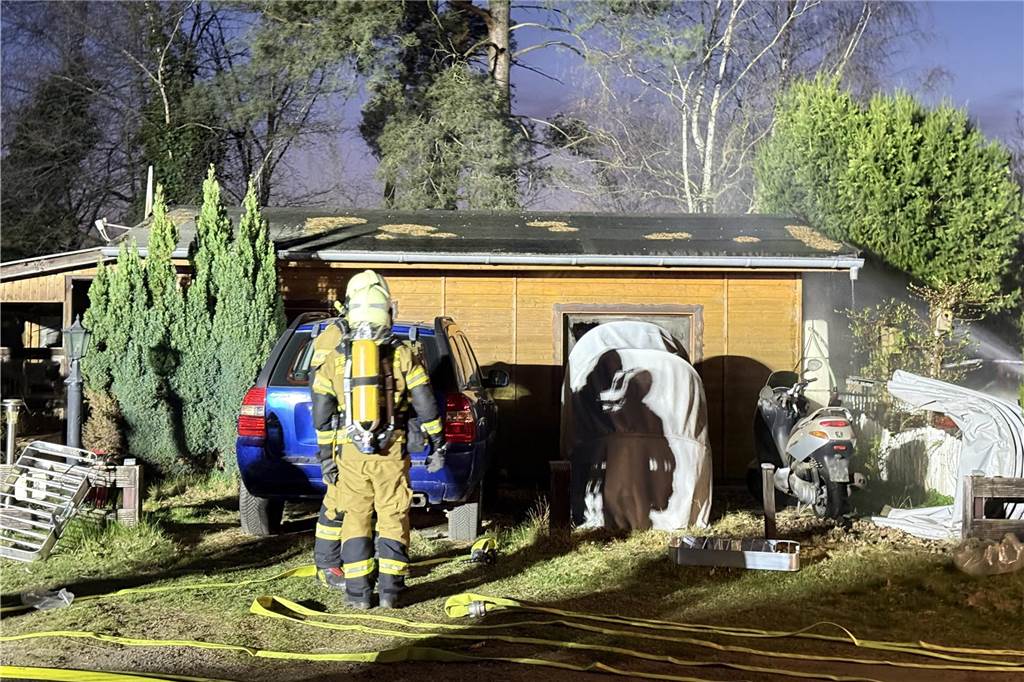 Feuerwehrleute am Einsatzort in Flaesheim