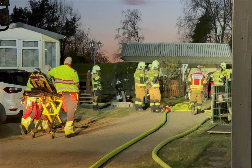 Feuerwehrleute am Einsatzort in Flaesheim