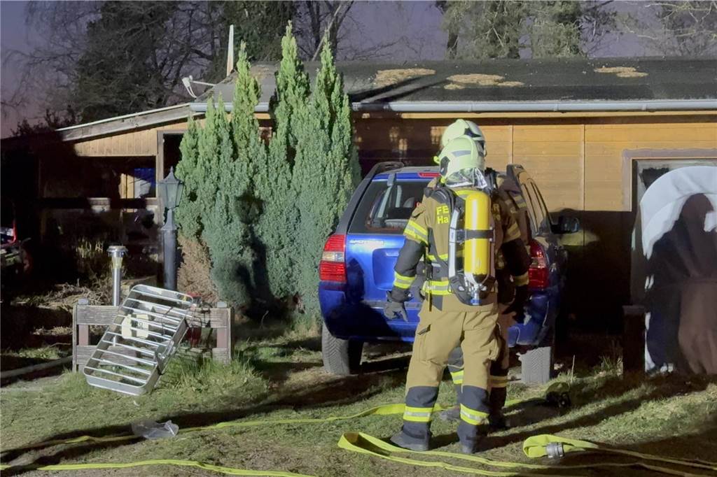 Feuerwehrleute am Einsatzort in Flaesheim