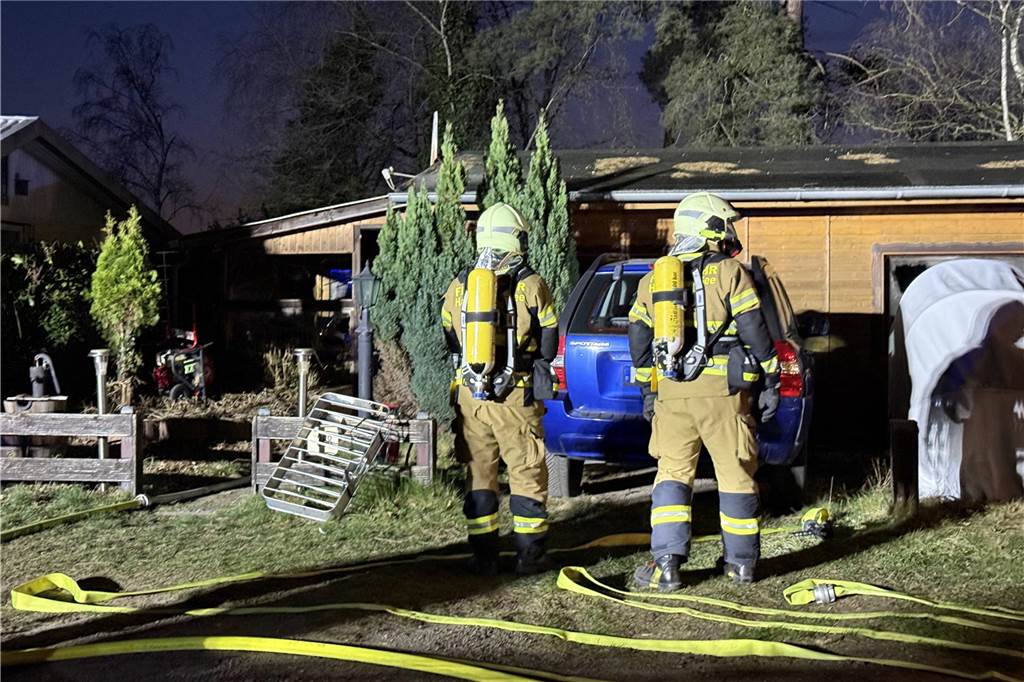 Feuerwehrleute am Einsatzort in Flaesheim
