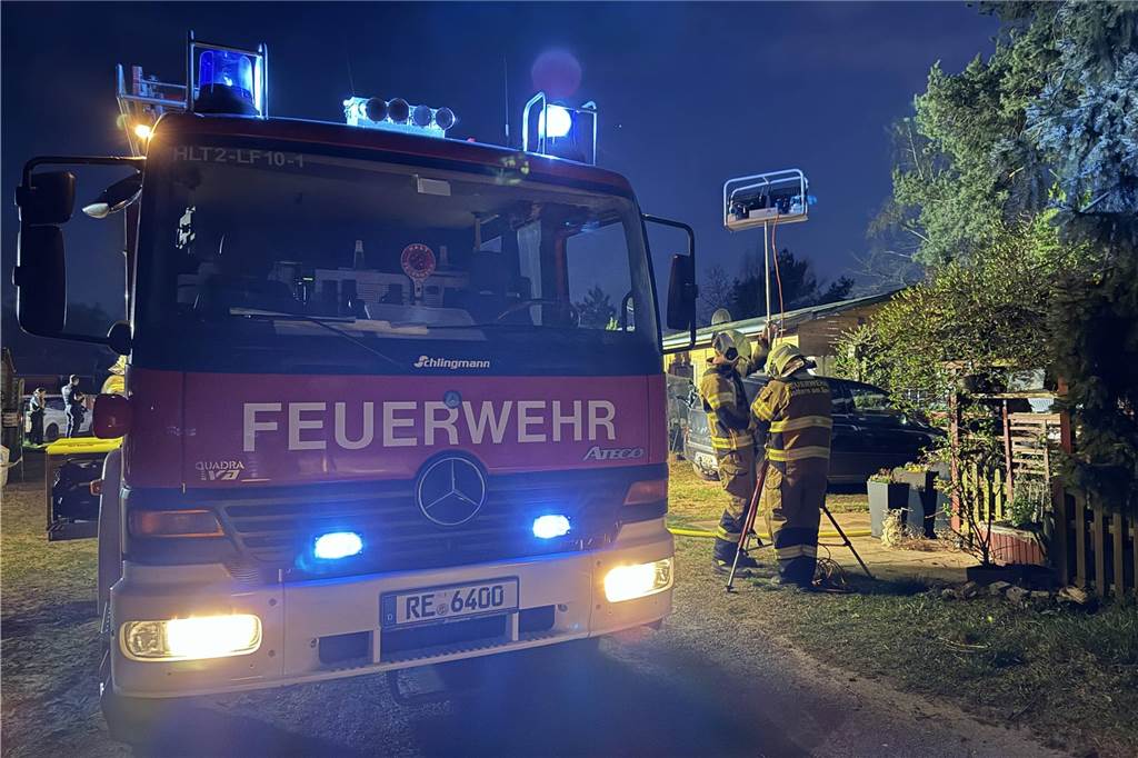 Feuerwehrleute am Einsatzort in Flaesheim