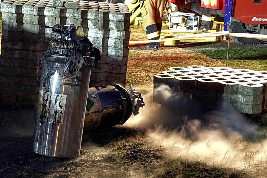 Feuerwehrleute am Einsatzort in Flaesheim