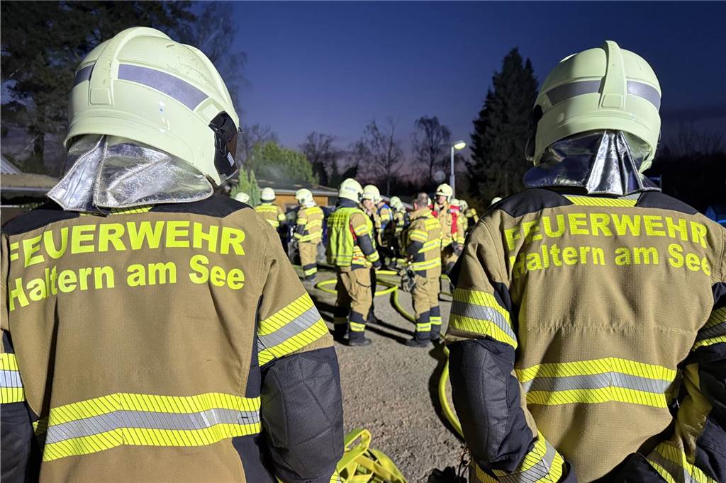 Feuerwehrleute am Einsatzort in Flaesheim