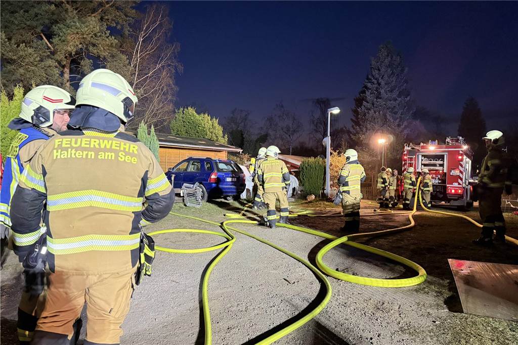 Feuerwehrleute am Einsatzort in Flaesheim
