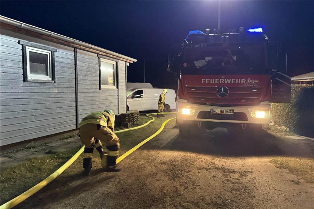 Feuerwehrleute am Einsatzort in Flaesheim