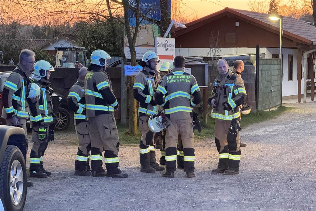 Feuerwehrleute am Einsatzort in Flaesheim