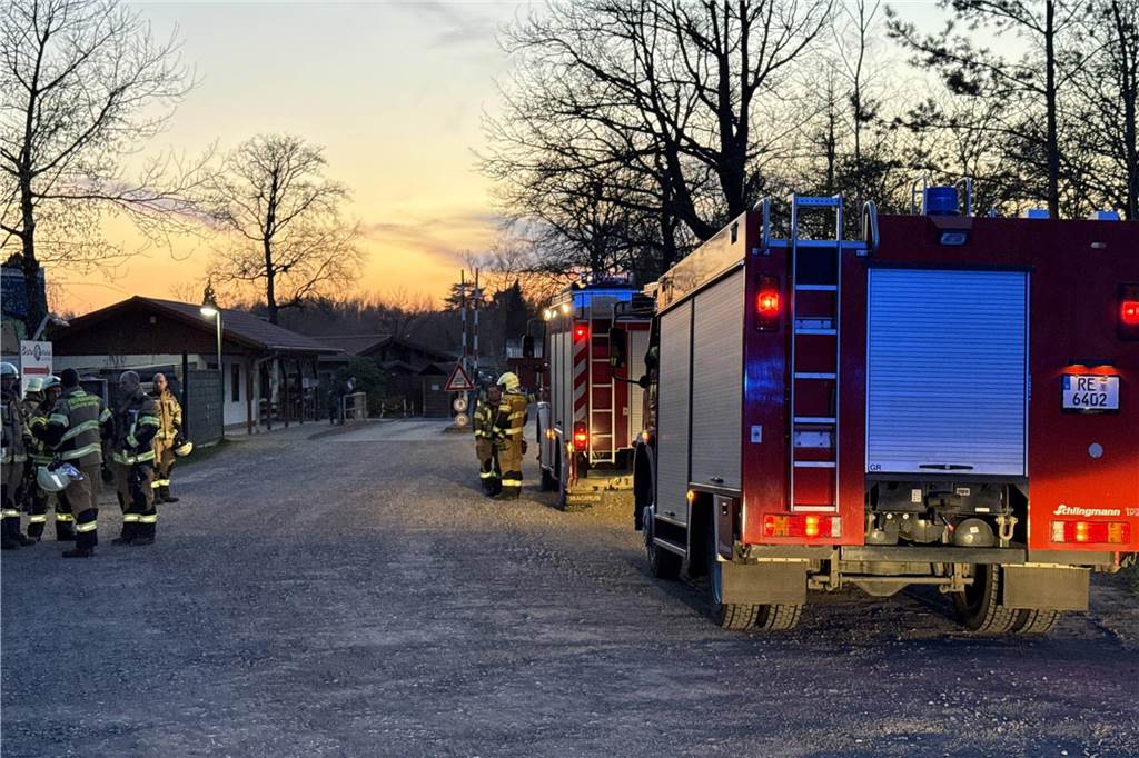 Feuerwehrleute am Einsatzort in Flaesheim
