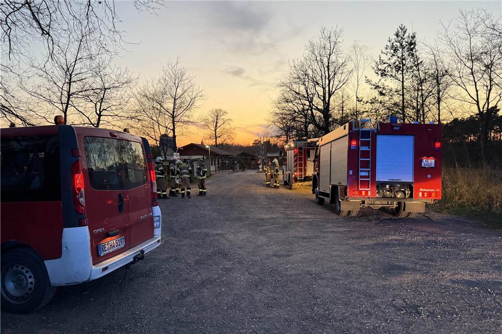 Feuerwehrleute am Einsatzort in Flaesheim