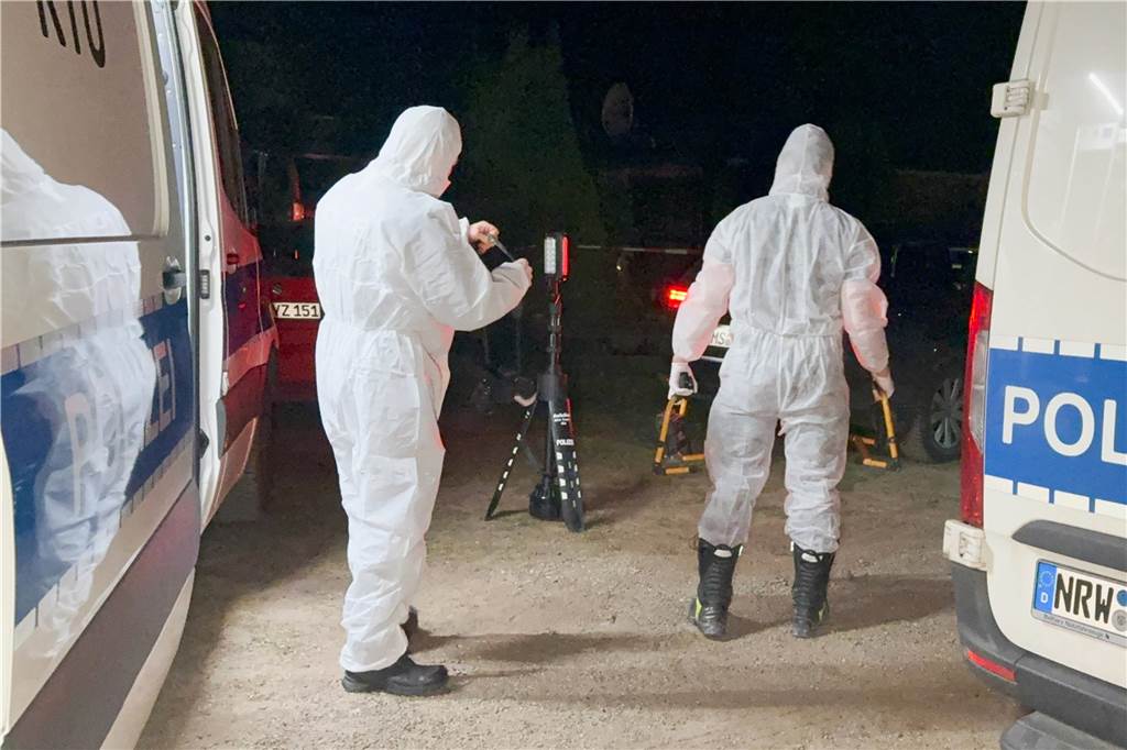 Feuerwehrleute am Einsatzort in Flaesheim
