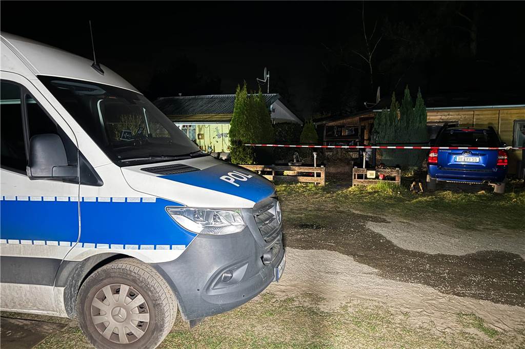 Feuerwehrleute am Einsatzort in Flaesheim