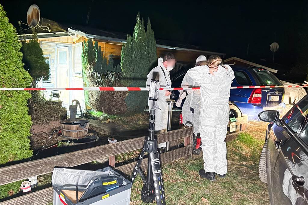 Feuerwehrleute am Einsatzort in Flaesheim