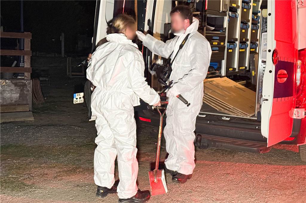 Feuerwehrleute am Einsatzort in Flaesheim