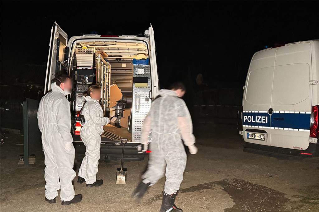 Feuerwehrleute am Einsatzort in Flaesheim