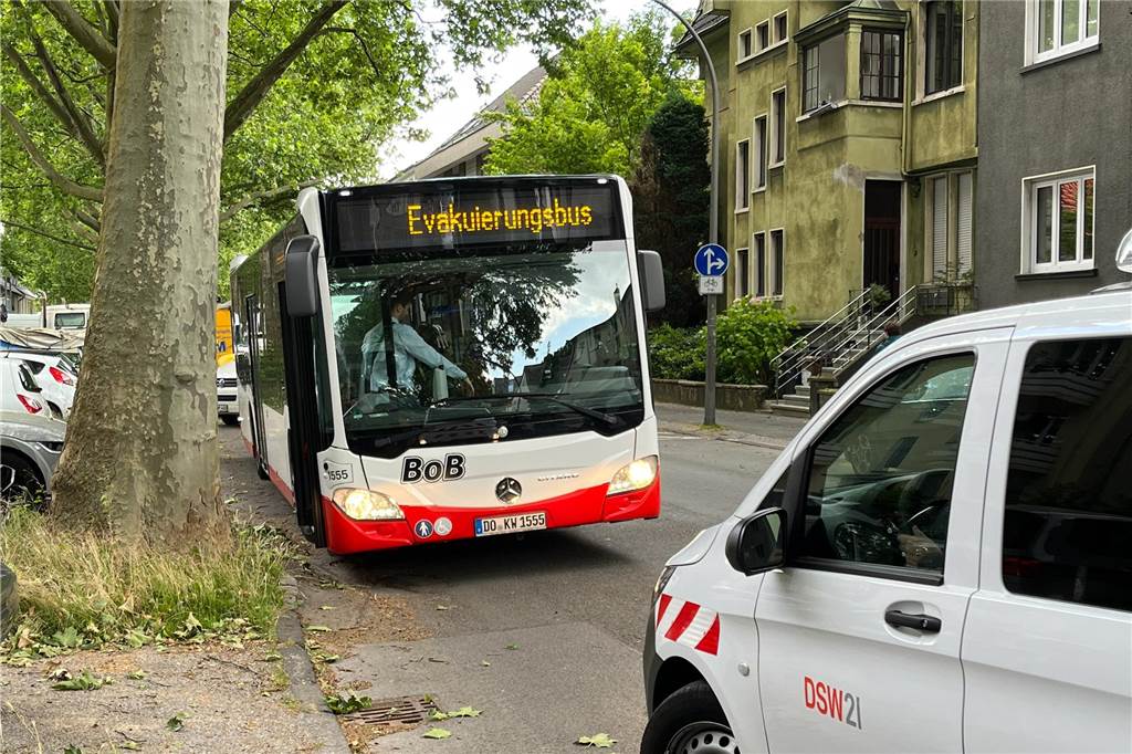 An der Markgrafenstraße steht der Evakuierungsbus, der die Anwohner aus der Gefahrenzone bringt.