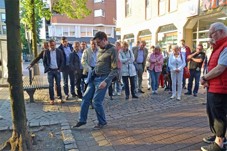 So soll Lünens neue "gute Stube" einmal aussehen An der Marktstraße sollen unter anderem Stolperkanten an Baumscheiben beseitigt werden, erläuterte Jens Cüppers (Stadtumbaubüro) bei einer Begehung vor Ort.