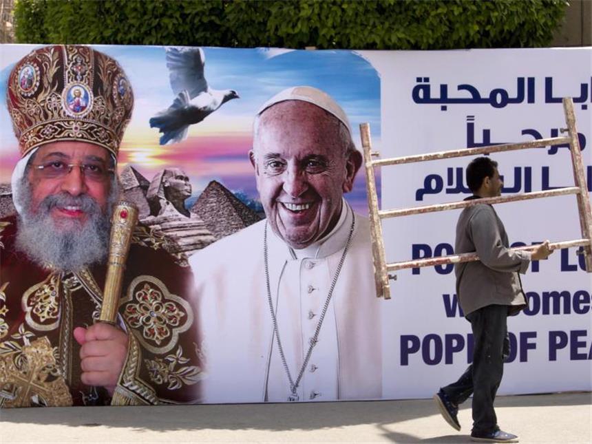 An der Markuskathedrale in Kairo heißt ein Plakat Papst Franziskus willkommen. Foto: Amr Nabil