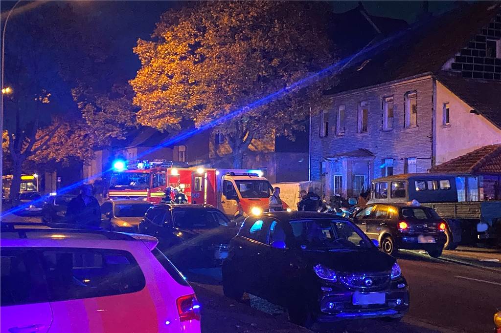 Fußgänger in Nette angefahren: Autofahrer war wohl alkoholisiert Rettungswagen, Feuerwehr und Polizei stehen an der Mengeder Straße.