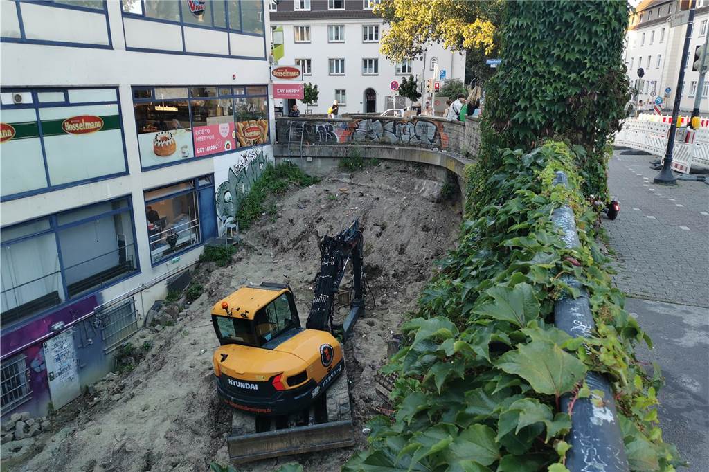 Bagger an Ex-Disco Silent Sinners: Was an der Möllerbrücke gebaut wird An der Möllerbrücke entsteht eine neue Terrasse für die ansässige Bäckerei.