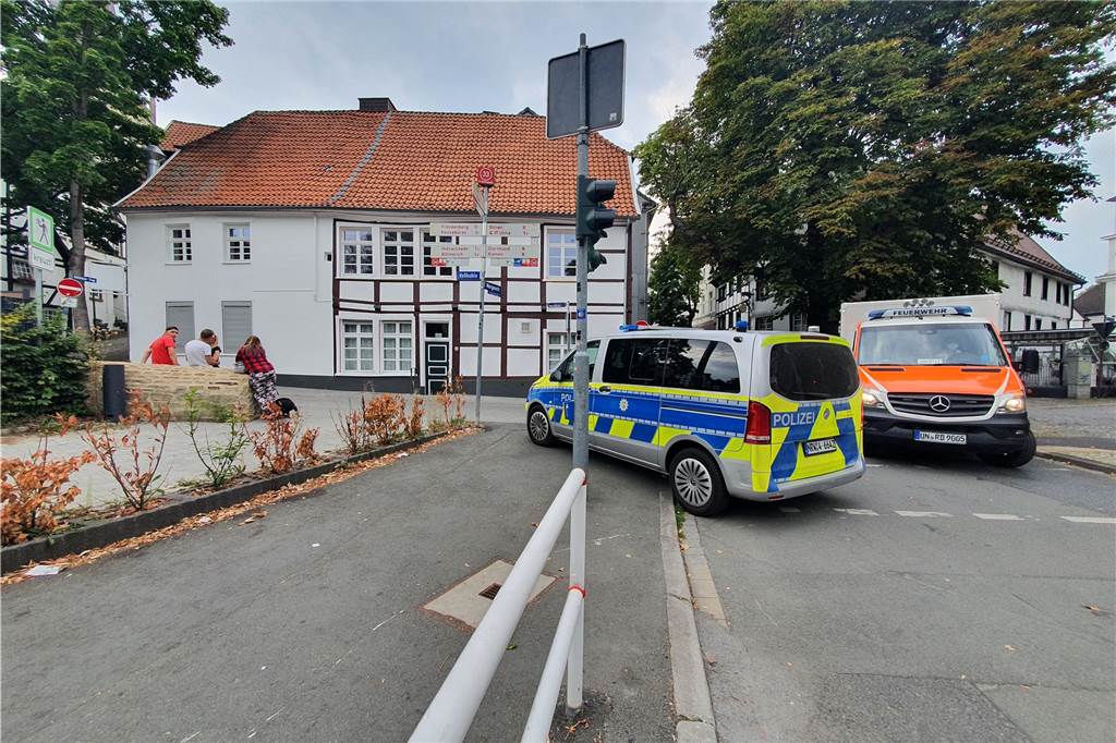 Polizeiwagen steht an der Morgenstraße in Unna.