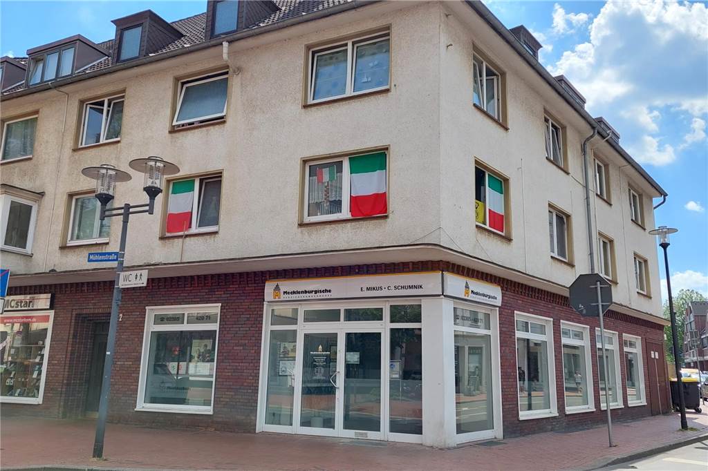Fußball-EM: Ein ganzer Castrop-Rauxeler Straßenzug liegt im Fußballfieber An der Mühlenstraße hängen Fahnen in den Fenstern – italienische.