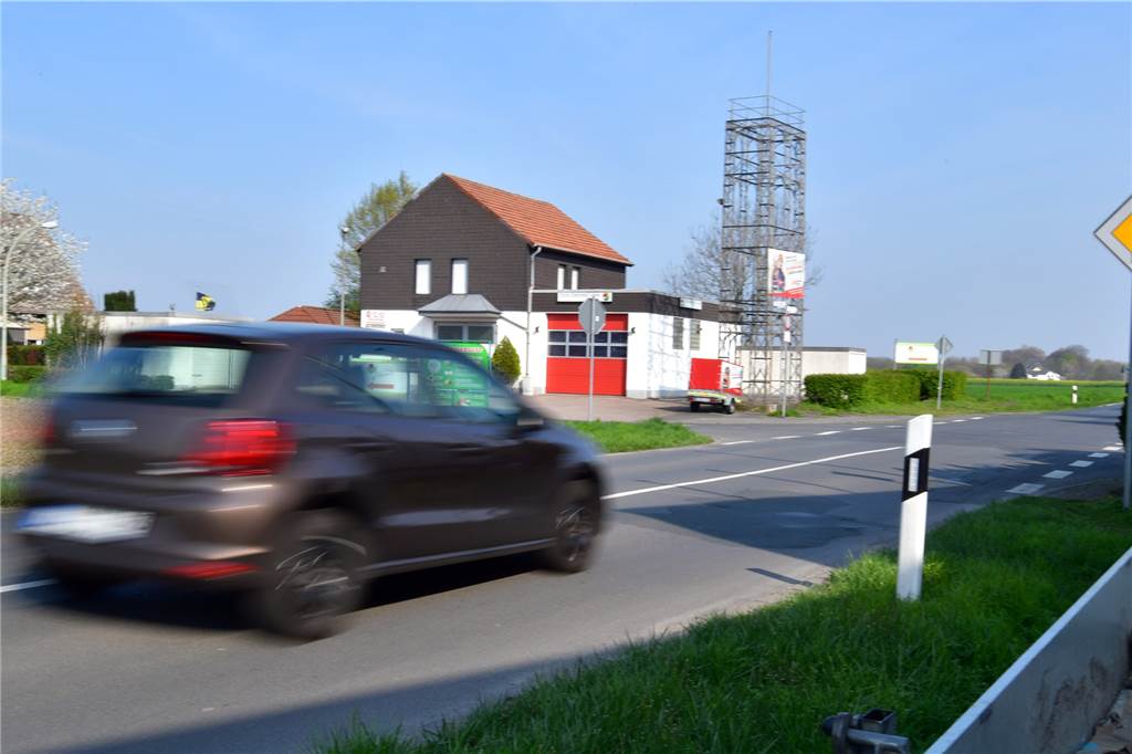Niederaden: Mehr Lebensqualität geht kaum, trotz fehlender Angebote für Jugendliche An der Niederadener Straße in Höhe der Feuerwehr wird nach Meinung der von unserer Redaktion besuchten Familien viel zu selten geblitzt.