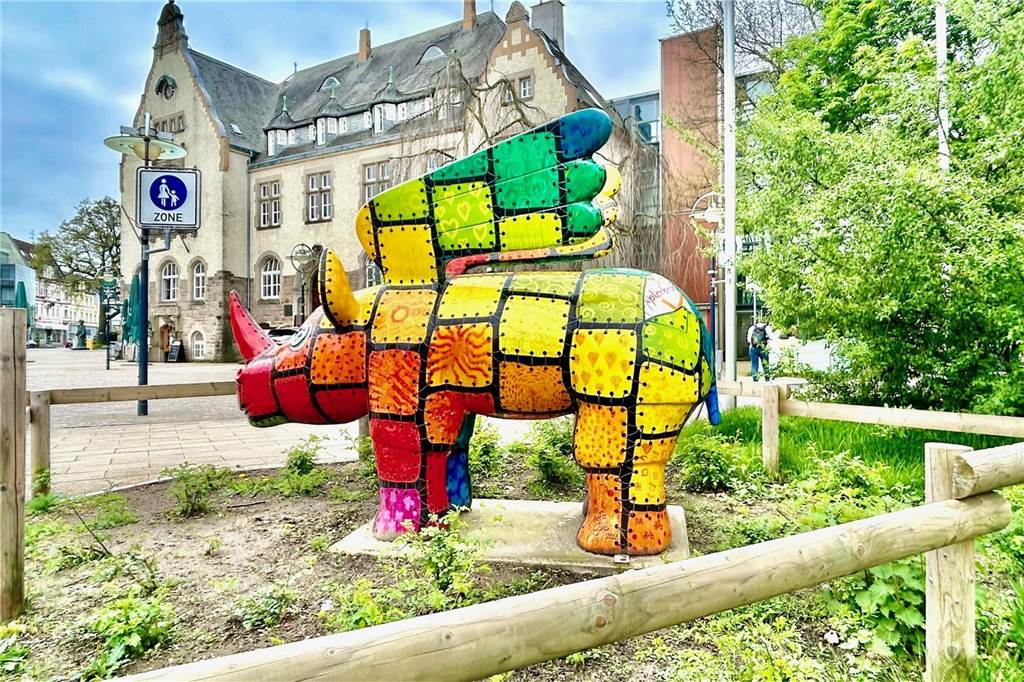 „Aplerbecker Familientag“: Alle Infos zu der Veranstaltung gibt es hier Ein buntes Nashorn steht am Rand des Aplerbecker Marktplatzes.