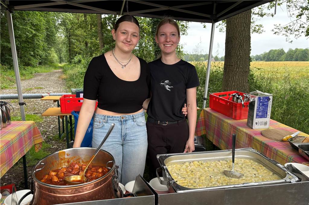 An der Oedinger Feld-Hütte konnten sich die Radler mit mittelalterlichen Spezialitäten stärken. 