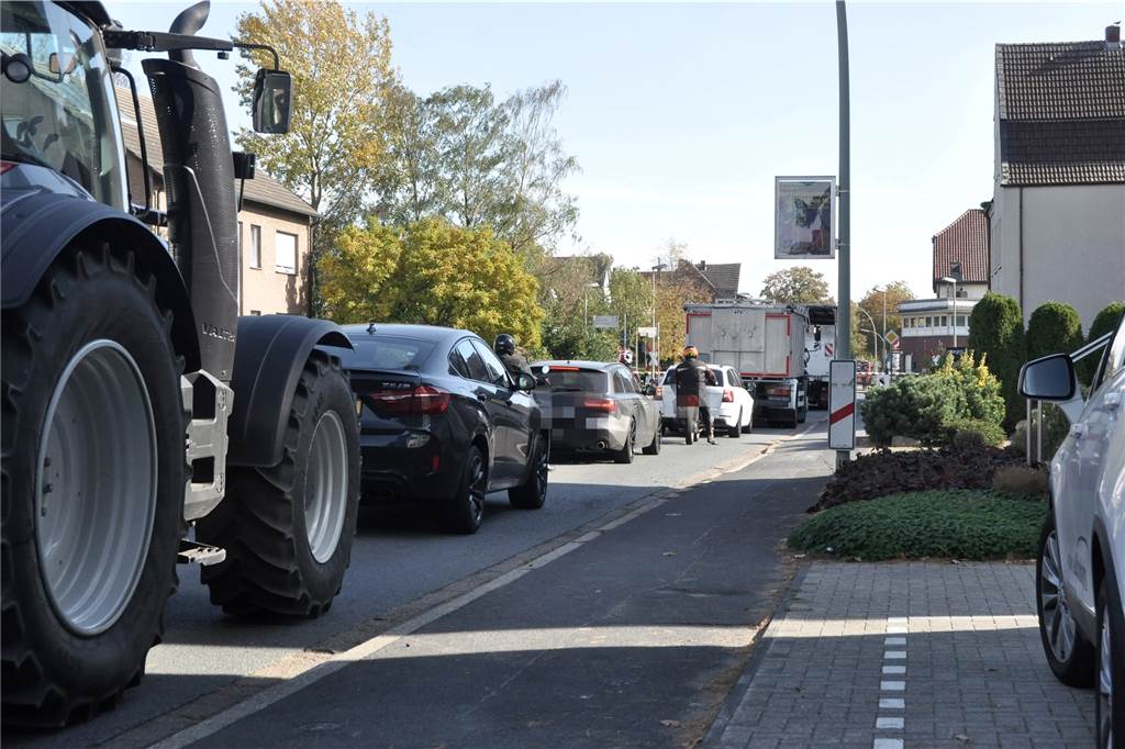 Umgehungsstraße für Selm gefordert: „Zu viel Verkehr durch zu kleine Straßen“ An der Olfener Straße kommt es wegen des Bahnübergangs häufig zu langen Staus.