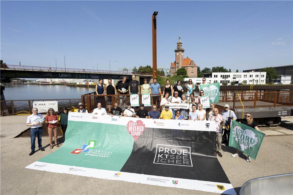 Programm beim „Hafenspaziergang“ führt wieder übers Wasser Gruppenfoto der Organisatoren, Unterstützer und Akteure des Hafenspaziergangs 2024