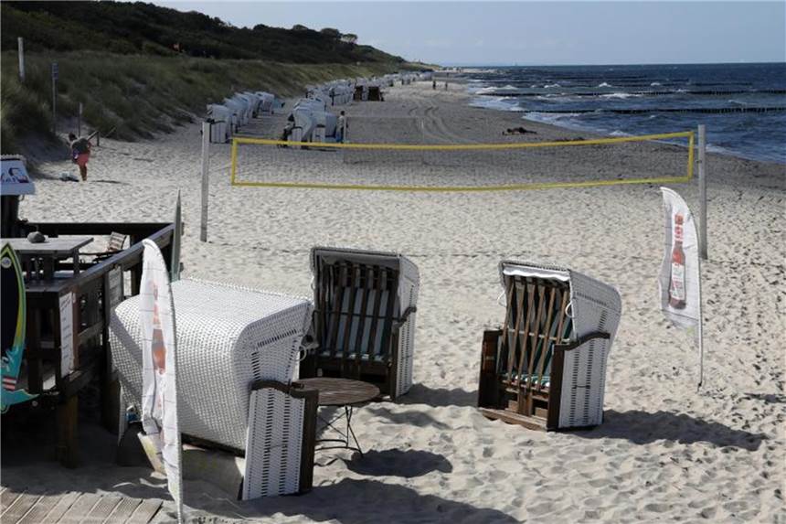 An der Ostseeküste - hier in Graal Müritz - sind nicht mehr so viele Badegäste unterwegs. Das Wasser hat sich schon etwas abgekühlt. Foto: Bernd Wüstneck