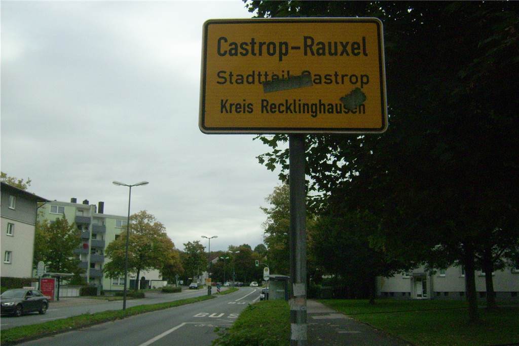 Wenn Rauxel zu Castrop wird: Die Wirren im Castrop-Rauxeler Ortsschilder-Wald An der Pallasstraße weist ein Schild in Fahrtrichtung Deininghausen auf den Ortsteil Castrop hin. Hier ist man aber in Rauxel.