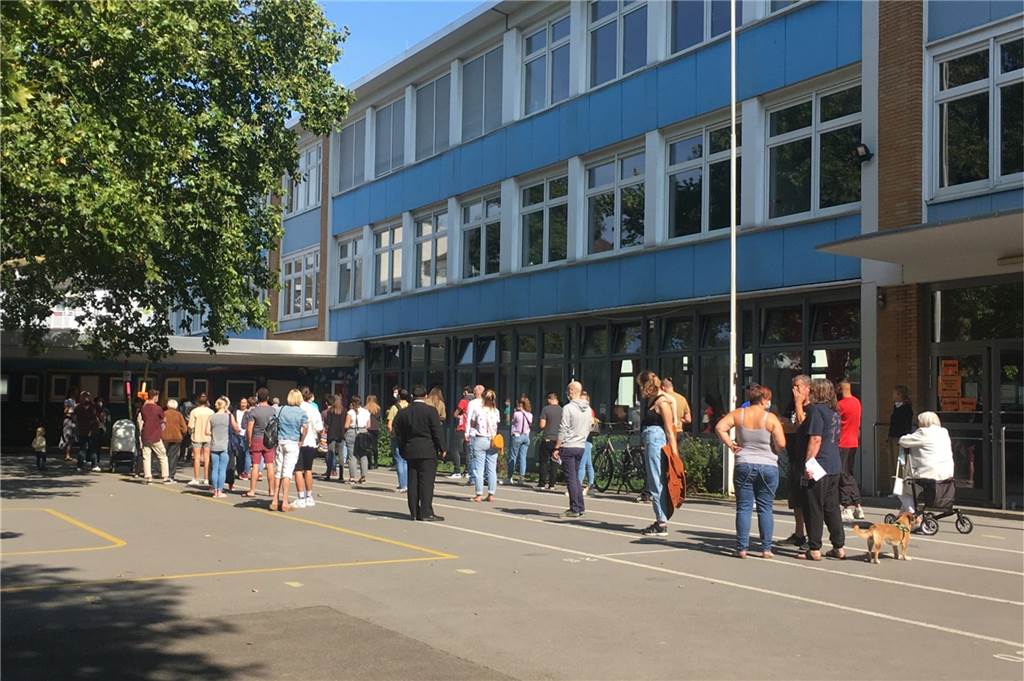 Kommunalwahlen in NRW: In vielen Städten kommt es noch zur Stichwahl - Liveblog An der Petri-Grundschule im Dortmunder Klinikviertel mit gleich vier Stimmbezirken brauchen die Wählerinnen und Wähler Geduld.