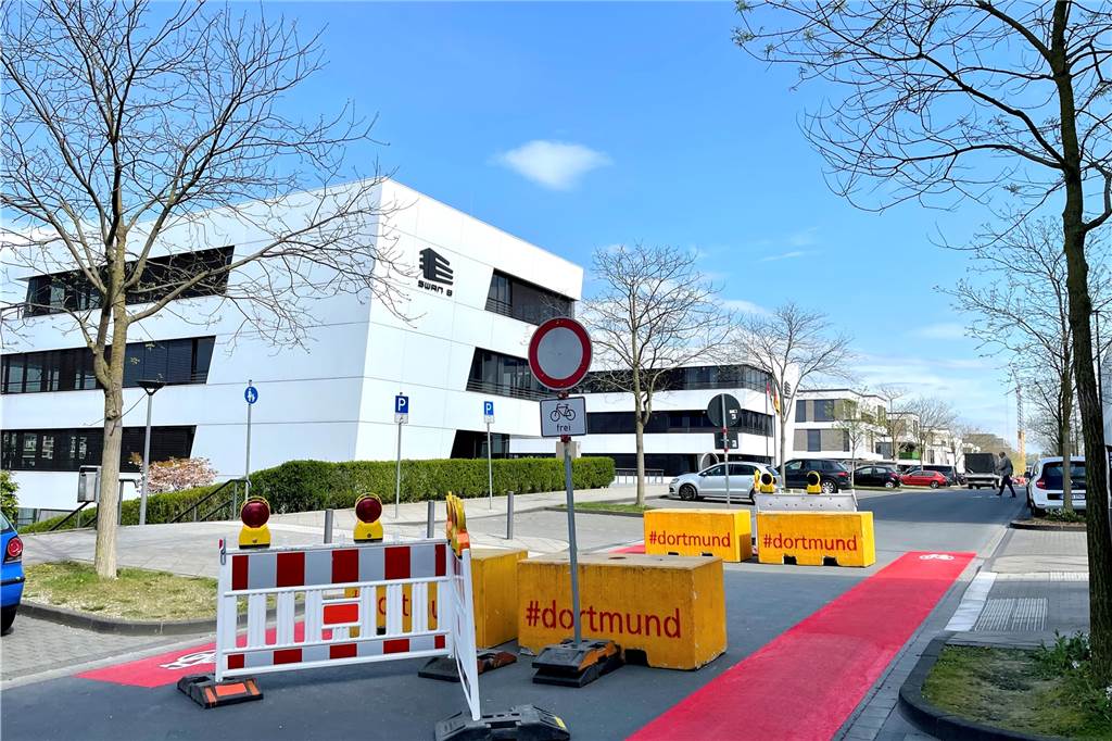Auto-Poser am Phoenix-See nerven trotz Straßensperrung: „Wie am Nürburgring“ An der Phoenixseestraße verhindern seit Ostern dicke Betonblöcke die Durchfahrt. Radfahrer können weiterhin passieren.