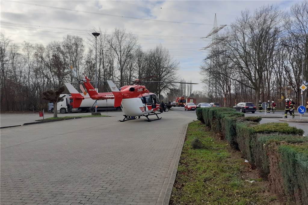 Schwerer Verkehrsunfall im Dortmunder Westen: Hubschrauber im Einsatz An der Rahmer Straße, in der Nähe der Unfallstelle, landete ein Rettungshubschrauber.
