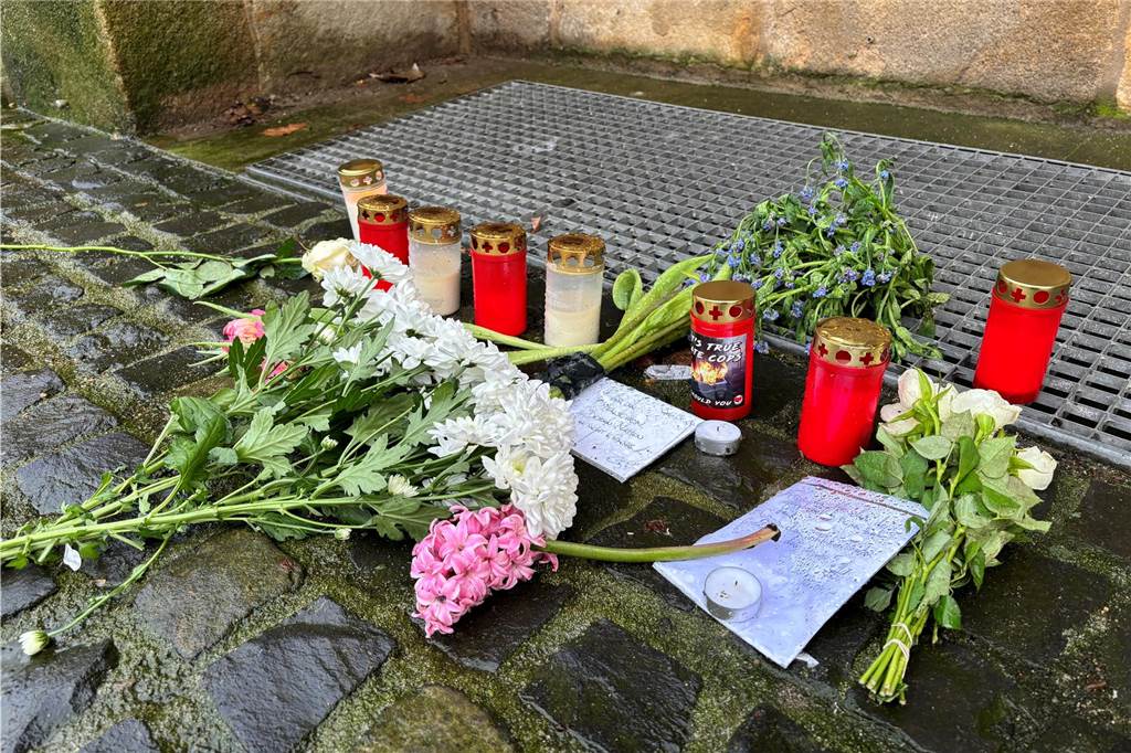 An der Reinoldikirche, wo der 52-Jährige erschossen wurde, haben Menshen Kerzen, Blumen und Nachrichten niedergelegt.