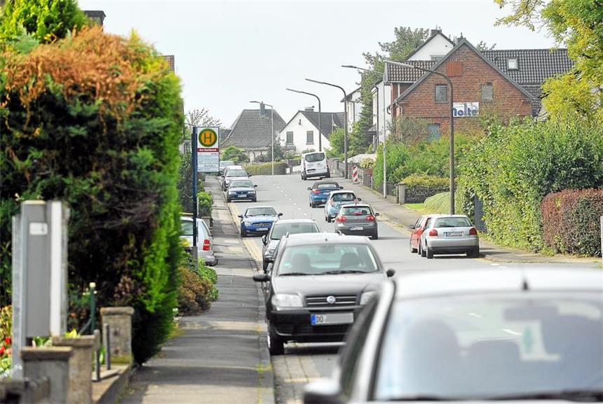 Anwohnerin fordert Tempo 30 auf der Römerstraße An der Römerstraße kommt es durch die Parksituation und schnell vorbeifahrende Autos oft zu Unfällen.
