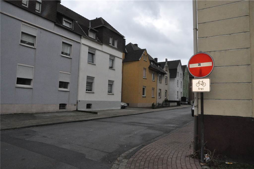 Lünen-Mitte: Gute Gastronomie-Auswahl aber zu wenig Raum für Kinder An der Roonstraße nehmen offenbar viele Autofahrer das Schild und die Einbahnstraßenregelung nicht ernst, sondern fahren zu schnell in falscher Richtung auf die Viktoriastraße.