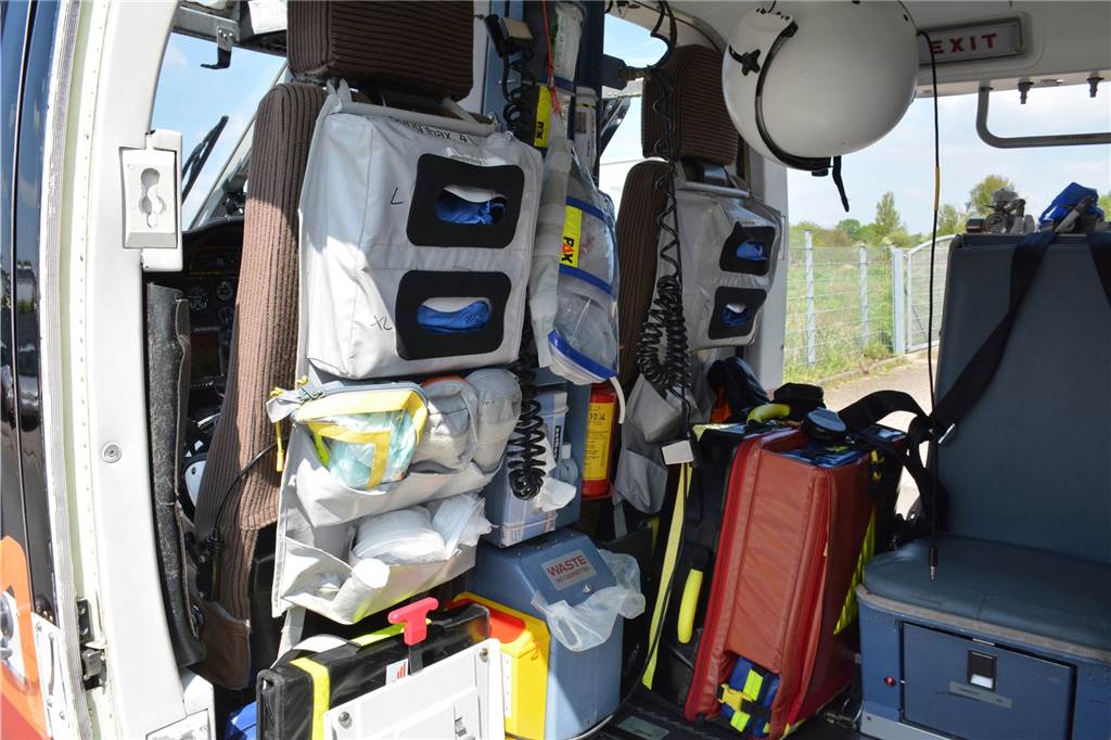 Fliegende Lebensretter: Pilot erklärt Dortmunds Rettungshubschrauber An der Rückseite der Sitze ist verschiedenes Verbandszeug befestigt.