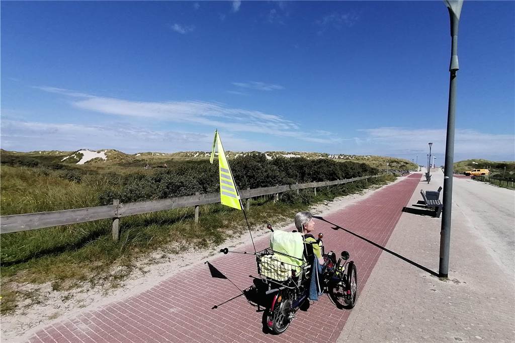 „Das tägliche Leben ist nicht mehr“: Dreiste Diebe stehlen Ulrike (63) das Spezial-Fahrrad An der Rückseite des Spezial-Fahrrads befindet sich ein Korb. "So konnte ich auch problemlos einkaufen", erinnert sich Ulrike Kleinemeier.