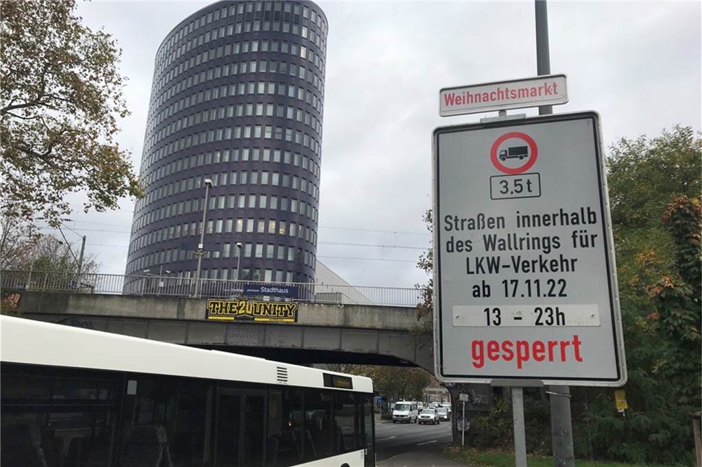 Sperrungen in der Dortmunder City: Verbot gilt wochenlang 10 Stunden am Tag An der Ruhrallee ist eines der Verbotsschilder zu sehen.