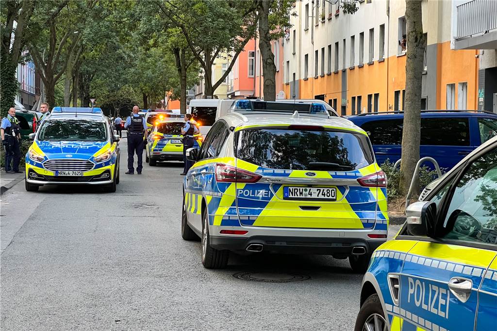 Polizei legt Analyse zur Gewalt in der Nordstadt vor An der Schleswiger Straße ist es zuletzt mehrfach zu gewaltsamen Auseinandersetzungen gekommen, an denen jeweils größere Gruppen beteiligt waren (Archivbild).